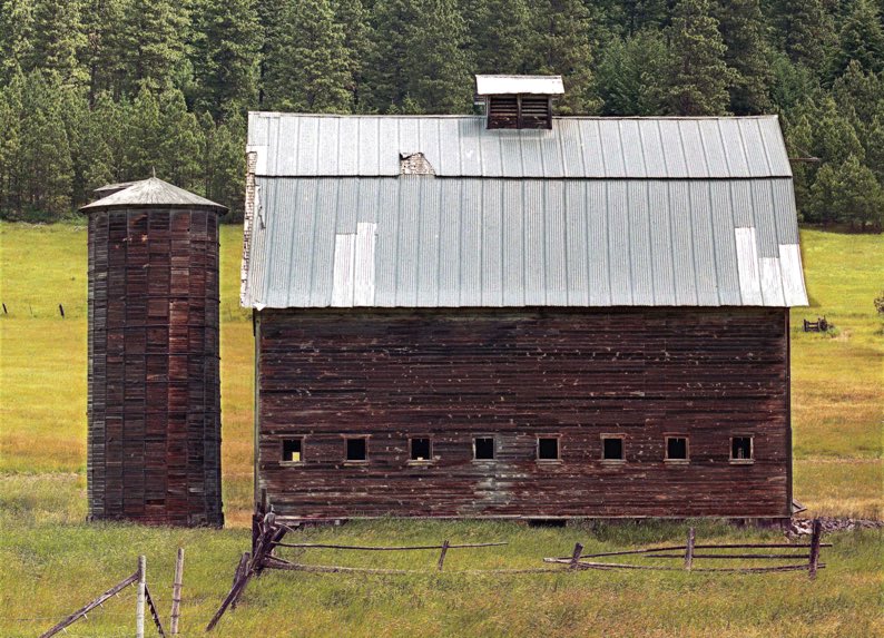 Old cattle ranch barn off Highway 97 in Washington state, Dunford barn, Kodak Portra 400, Jeff King Photography