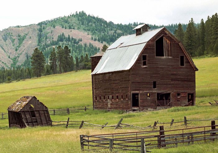 Old cattle ranch barn off Highway 97 in Washington state