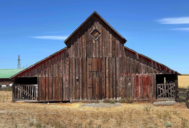 Old barn on the Waterville Plateau, Abandoned barn on Waterville Plateau,  Waterville Plateau wheat farm, Jeff King Photography